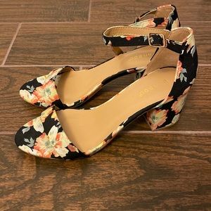 BAMBOO Floral 2.5inch block heel sandals, size 8 US.